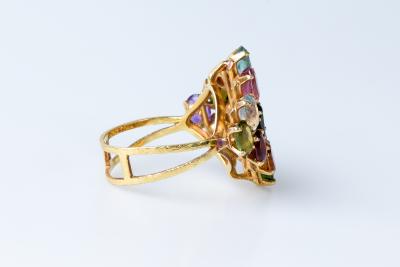 Parure en or jaune 18 carats composée d’un collier, d’une bague et d’un bracelet ornés de pierres semi-précieuses à décor 