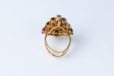 Parure en or jaune 18 carats composée d’un collier, d’une bague et d’un bracelet ornés de pierres semi-précieuses à décor 