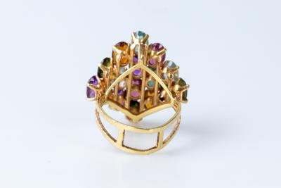 Parure en or jaune 18 carats composée d’un collier, d’une bague et d’un bracelet ornés de pierres semi-précieuses à décor 