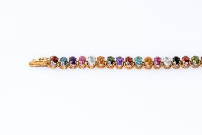 Parure en or jaune 18 carats composée d’un collier, d’une bague et d’un bracelet ornés de pierres semi-précieuses à décor 