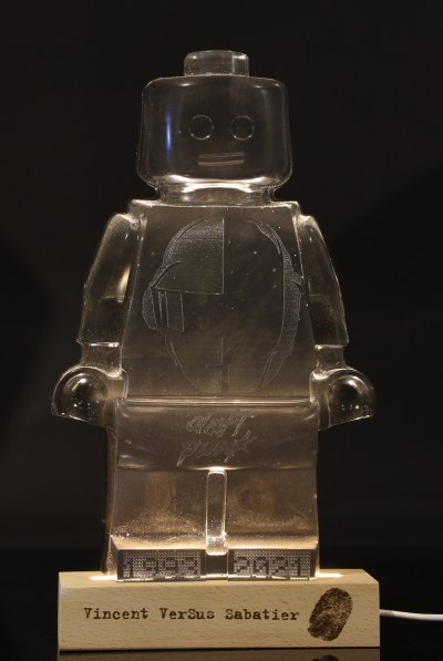 Vincent SABATIER - Roboclusion Daft Punk VIII, 2022, Résine et inclusion 2