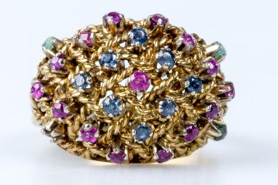 Bague en or jaune 18 carats en forme de dome, ornée de pierres semi-précieuses: 4 émeraudes, 8 saphirs et 15 rubis. 2