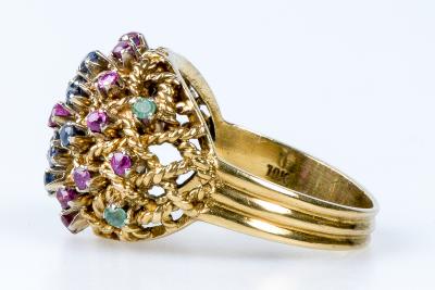 Bague en or jaune 18 carats en forme de dome, ornée de pierres semi-précieuses: 4 émeraudes, 8 saphirs et 15 rubis. 2