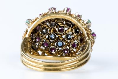 Bague en or jaune 18 carats en forme de dome, ornée de pierres semi-précieuses: 4 émeraudes, 8 saphirs et 15 rubis. 2