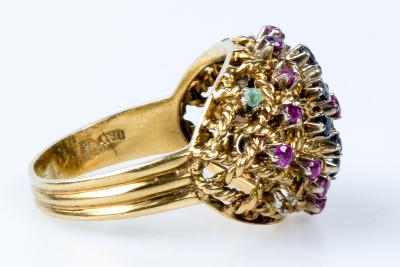 Bague en or jaune 18 carats en forme de dome, ornée de pierres semi-précieuses: 4 émeraudes, 8 saphirs et 15 rubis. 2