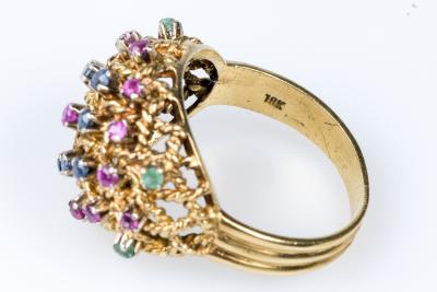 Bague en or jaune 18 carats en forme de dome, ornée de pierres semi-précieuses: 4 émeraudes, 8 saphirs et 15 rubis. 2