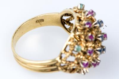 Bague en or jaune 18 carats en forme de dome, ornée de pierres semi-précieuses: 4 émeraudes, 8 saphirs et 15 rubis. 2