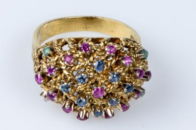 Bague en or jaune 18 carats en forme de dome, ornée de pierres semi-précieuses: 4 émeraudes, 8 saphirs et 15 rubis. 2