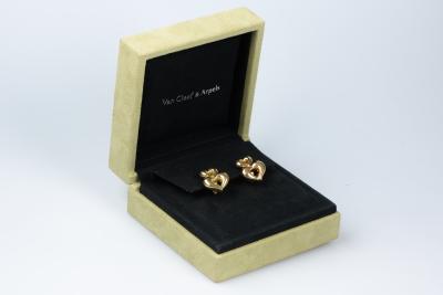 Boucles d’oreilles pendentes Van Cleef & Arpels en forme de double coeur en or 18 carats 2