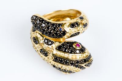 Bague serpent en or jaune ornée de 86 diamants ronds noirs et 87 diamants ronds couleur champagne et de 2 rubis 2