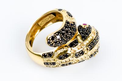 Bague serpent en or jaune ornée de 86 diamants ronds noirs et 87 diamants ronds couleur champagne et de 2 rubis 2