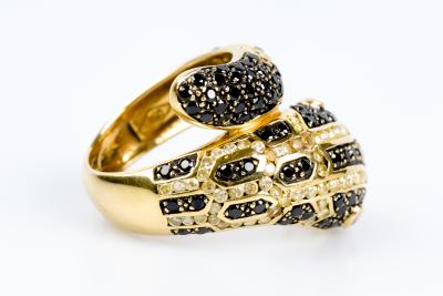 Bague serpent en or jaune ornée de 86 diamants ronds noirs et 87 diamants ronds couleur champagne et de 2 rubis 2