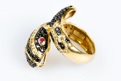Bague serpent en or jaune ornée de 86 diamants ronds noirs et 87 diamants ronds couleur champagne et de 2 rubis 2