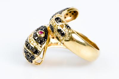 Bague serpent en or jaune ornée de 86 diamants ronds noirs et 87 diamants ronds couleur champagne et de 2 rubis 2