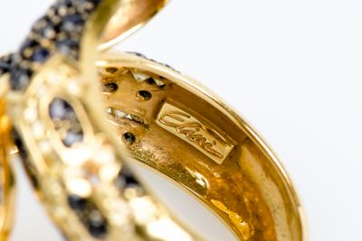 Bague serpent en or jaune ornée de 86 diamants ronds noirs et 87 diamants ronds couleur champagne et de 2 rubis 2