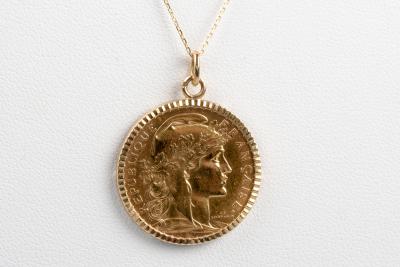 Collier composé d’une chaine en or jaune 18 carats et d’un Louis d’Or jaune 22 carats datant de 1914. 2