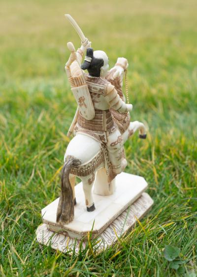 Prêt à combattre I, sculpture(s) en os (marqueterie), Asie 2