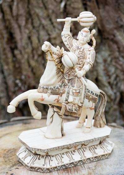 Prêt à combattre III, sculpture(s) en os (marqueterie -, Asie 2