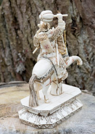Prêt à combattre III, sculpture(s) en os (marqueterie -, Asie 2