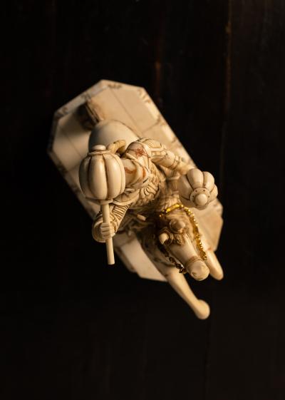 Prêt à combattre III, sculpture(s) en os (marqueterie -, Asie 2