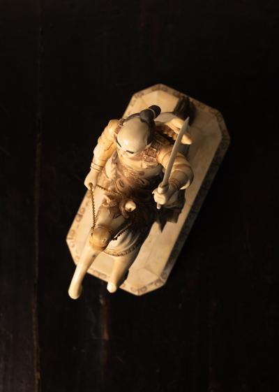 Prêt à combattre I, sculpture(s) en os (marqueterie), Asie 2
