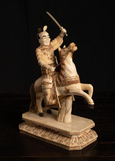 Prêt à combattre I, sculpture(s) en os (marqueterie), Asie 2