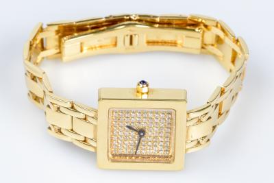 Montre en or jaune 18 carats avec une maille souple et un boitier carré orné de 100 diamants taille rond brillant de 1 carat au total. 2
