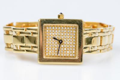 Montre en or jaune 18 carats avec une maille souple et un boitier carré orné de 100 diamants taille rond brillant de 1 carat au total. 2