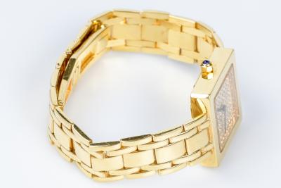 Montre en or jaune 18 carats avec une maille souple et un boitier carré orné de 100 diamants taille rond brillant de 1 carat au total. 2