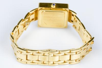 Montre en or jaune 18 carats avec une maille souple et un boitier carré orné de 100 diamants taille rond brillant de 1 carat au total. 2