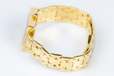 Montre en or jaune 18 carats avec une maille souple et un boitier carré orné de 100 diamants taille rond brillant de 1 carat au total. 2
