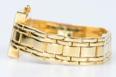 Montre en or jaune 18 carats avec une maille souple et un boitier carré orné de 100 diamants taille rond brillant de 1 carat au total. 2