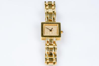 Montre en or jaune 18 carats avec une maille souple et un boitier carré orné de 100 diamants taille rond brillant de 1 carat au total. 2