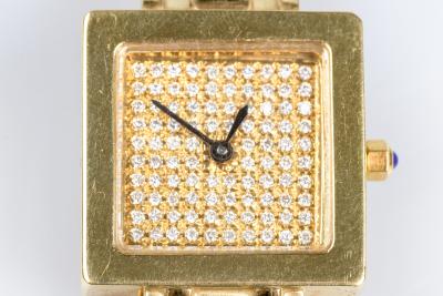 Montre en or jaune 18 carats avec une maille souple et un boitier carré orné de 100 diamants taille rond brillant de 1 carat au total. 2