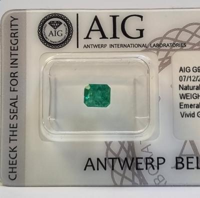 Emeraude naturel 0.75 ct certifié AIG Anvers 2