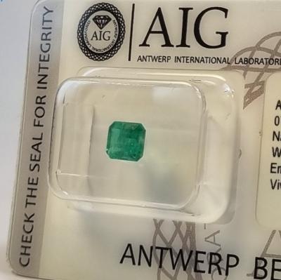 Emeraude naturel 0.75 ct certifié AIG Anvers 2