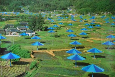 Christo & Jeanne Claude - The Umbrellas, Ibaraki, Japan, 1991 - photographie originale 2