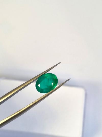 Emeraude naturel 1.83 ct certifié AIG Anvers 2