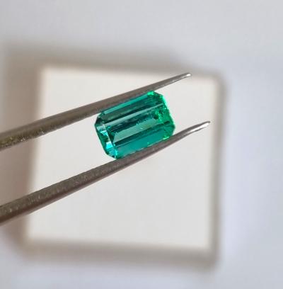 Emeraude naturel sur papier 0.56ct 2