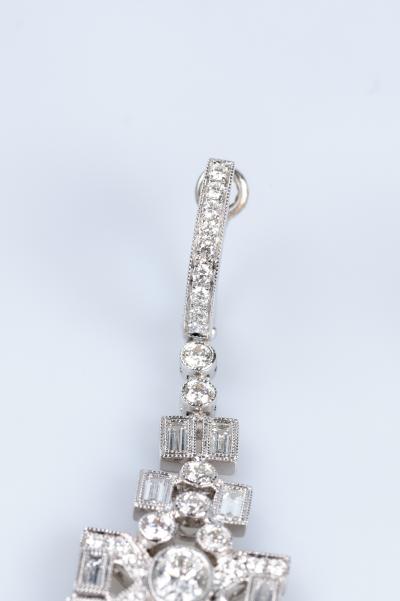 Boucles d’oreilles en or blanc de la maison BELLDUC GENEVA ornées de diamants 2