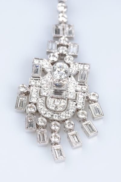 Boucles d’oreilles en or blanc de la maison BELLDUC GENEVA ornées de diamants 2