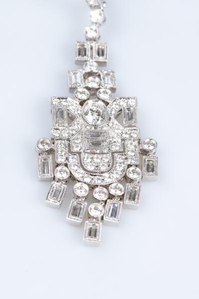 Boucles d’oreilles en or blanc de la maison BELLDUC GENEVA ornées de diamants 2