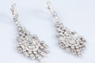 Boucles d’oreilles en or blanc de la maison BELLDUC GENEVA ornées de diamants 2