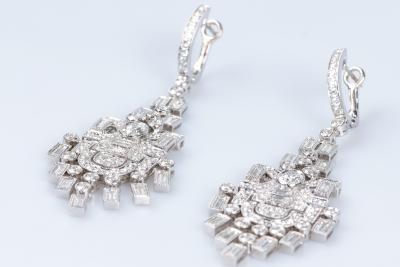 Boucles d’oreilles en or blanc de la maison BELLDUC GENEVA ornées de diamants 2