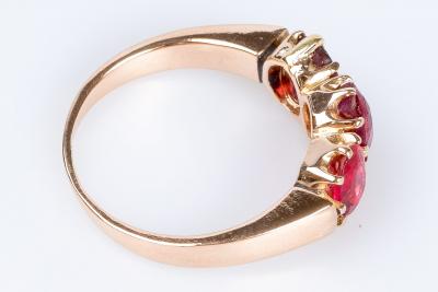 Bague en or rose 18 carats ornée de rubis ovales 2