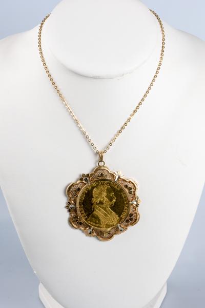 Collier composé d'une chaine en or jaune 18 carats et d'un pendentif avec une pièce en ore jaune 18 carats 4 Ducats 2