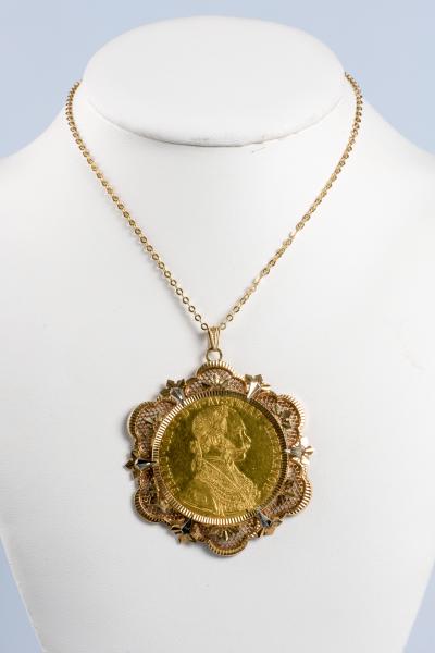 Collier composé d'une chaine en or jaune 18 carats et d'un pendentif avec une pièce en ore jaune 18 carats 4 Ducats 2