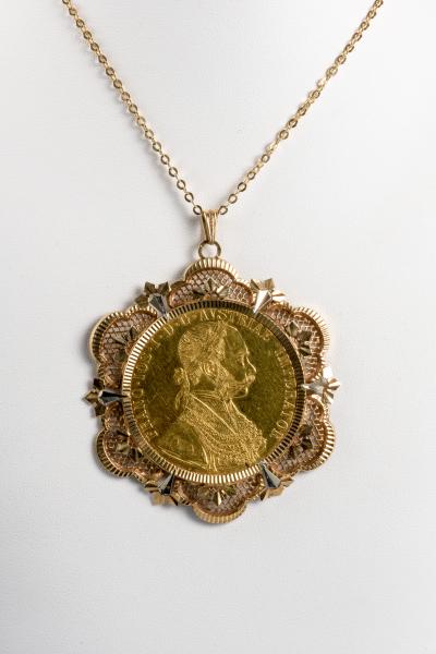 Collier composé d'une chaine en or jaune 18 carats et d'un pendentif avec une pièce en ore jaune 18 carats 4 Ducats 2