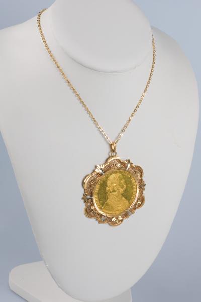 Collier composé d'une chaine en or jaune 18 carats et d'un pendentif avec une pièce en ore jaune 18 carats 4 Ducats 2