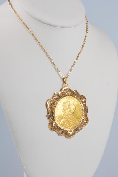 Collier composé d'une chaine en or jaune 18 carats et d'un pendentif avec une pièce en ore jaune 18 carats 4 Ducats 2